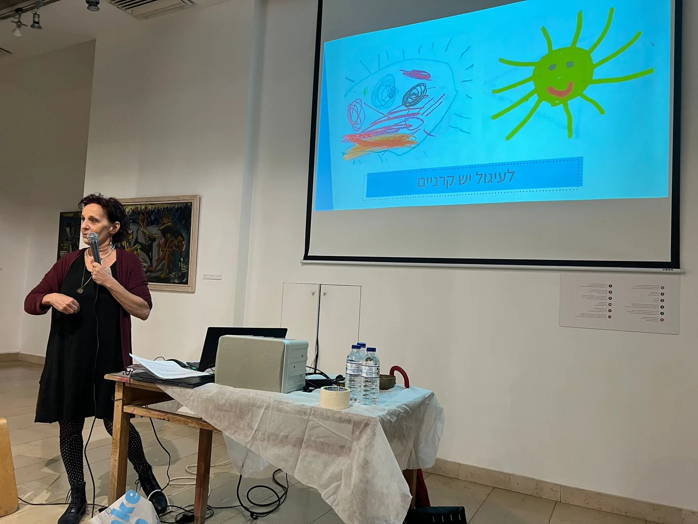 מיכל בוגין מרצה במוזיאון עין הוד ביום עיון על שרבוטים בחסות יה״ת